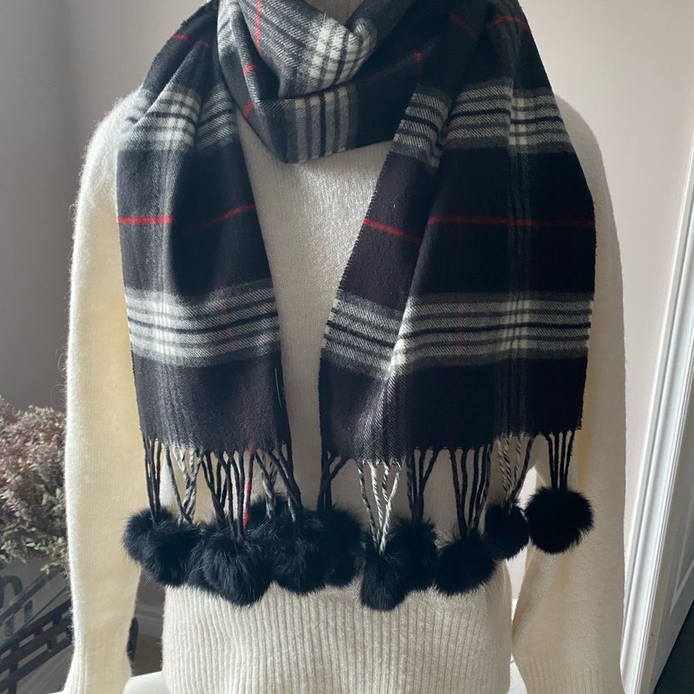 Cashmink scarf with fur tassels